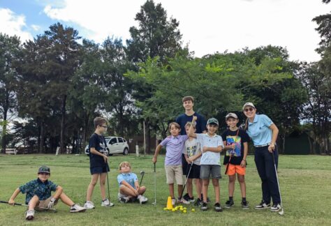 Visita a las Escuelas de Menores de la FGSL: la head coach Maggie Llanos inició la temporada en el Jockey Club de Rafaela
